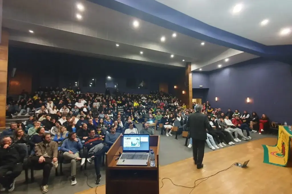 Atletas da formação do FC Paços de Ferreira e respetivos encarregados de educação assistem à formação sobre ética no desporto.