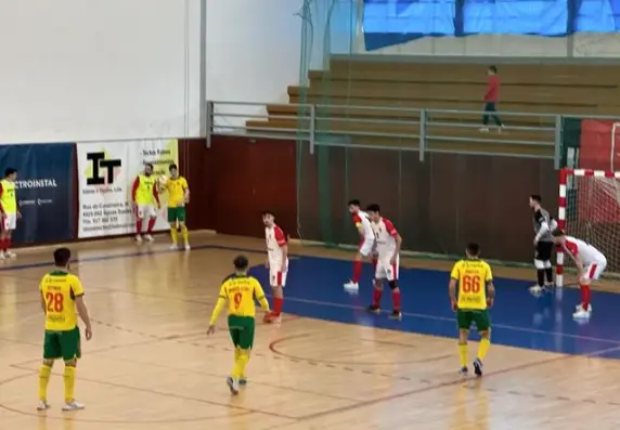 lance do jogo entre arsenal da maia e paços em futsal
