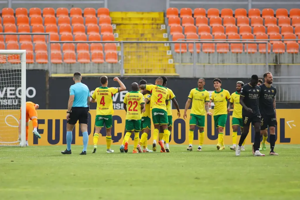 A equipa do FC Paços de Ferreira celebra o golo de Uilton frente ao Académico de Viseu FC, na 26ª jornada da Liga Portugal 2.