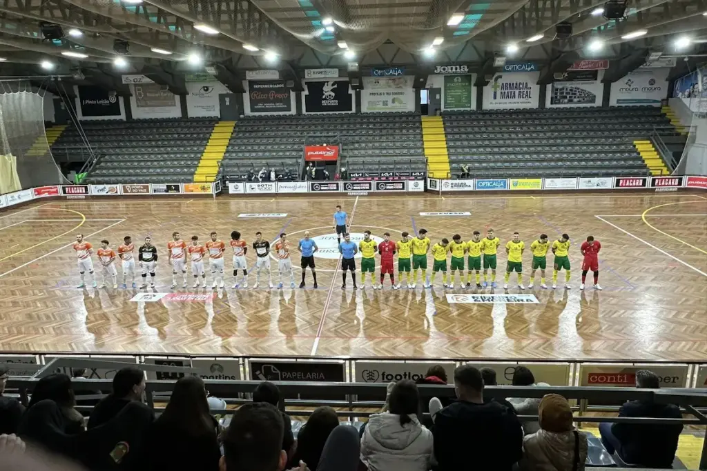 As equipas do Albufeira FC e do FC Paços de Ferreira Redifogo Futsal alinhadas, antes do início do encontro.