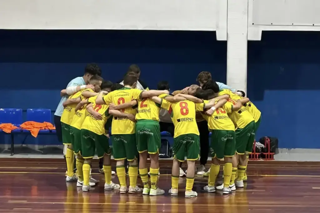 A equipa de Juniores do futsal do FC Paços de Ferreira reunida.