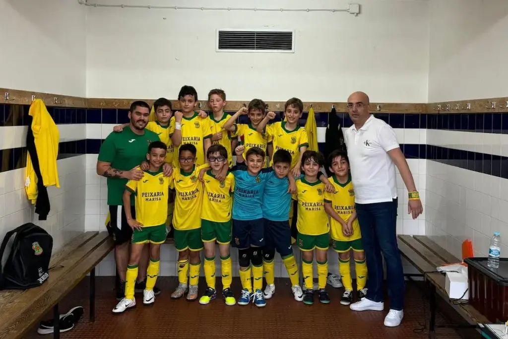 Plantel de Benjamins do futsal do FC Paços de Ferreira posa para a foto após a vitória frente ao Pinheirense.