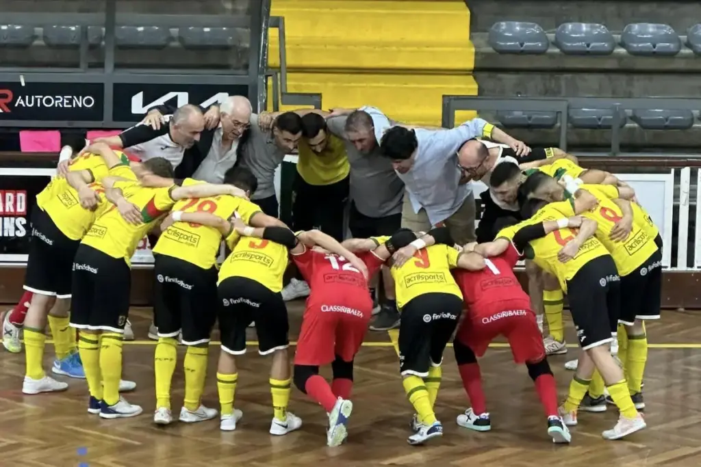 A equipa do FC Paços de Ferreira Redifogo Futsal cumpre a "rodinha" antes do jogo com o Rio Ave FC.