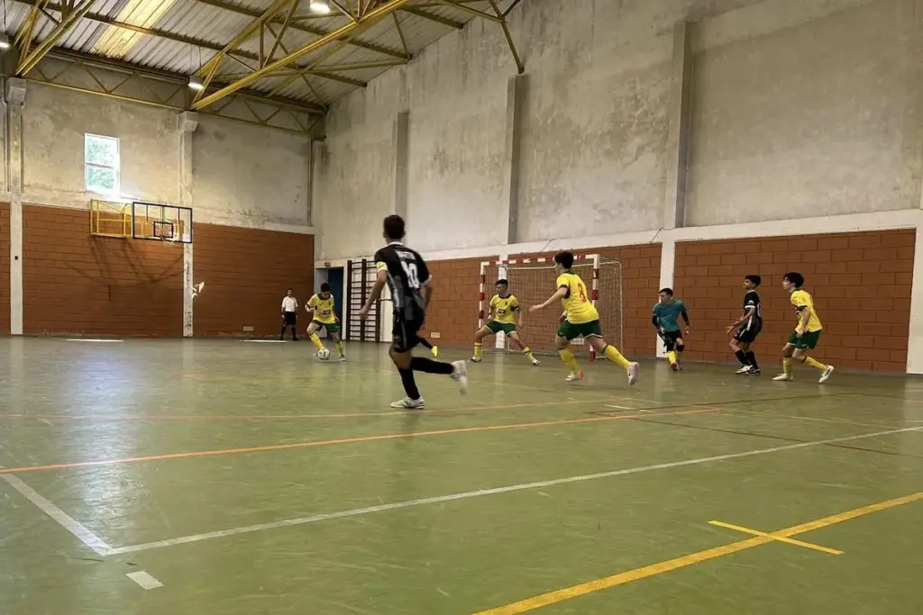 A equipa de Iniciados do FC Paços de Ferreira Redifogo Futsal durante o jogo com a AA Leça - que venceu por 3-2.