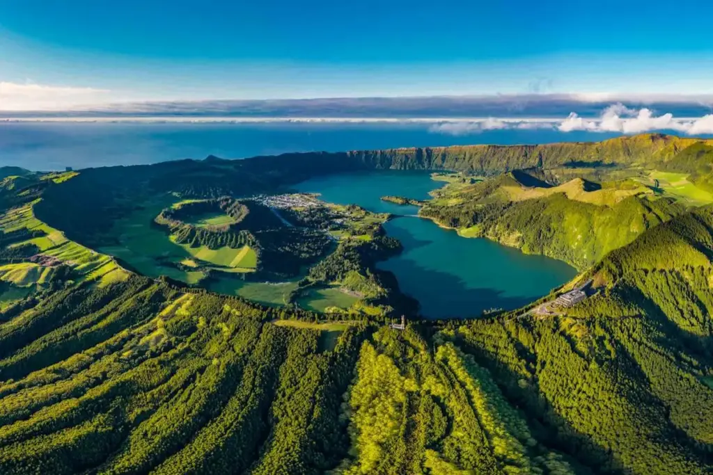 A Lagoa das Sete Cidades, em Ponta Delgada, é um dos locais de visita obrigatória na região.