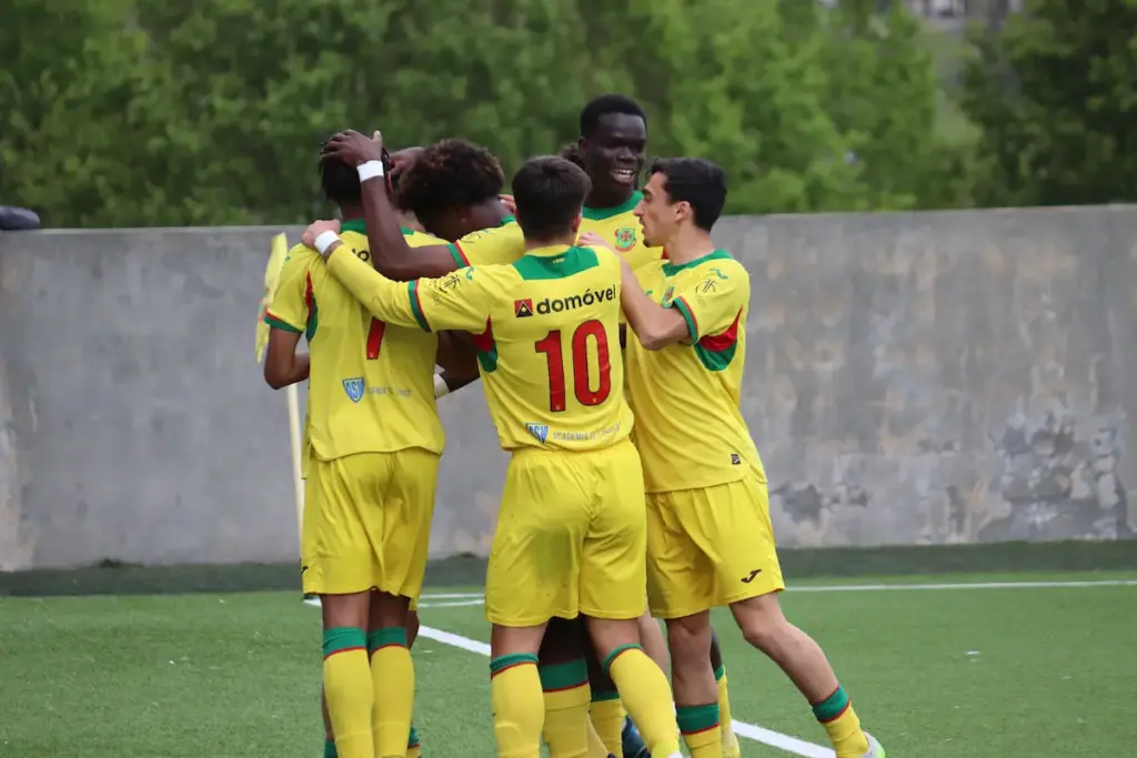 A equipa Sub-19 da formação do FC Paços de Ferreira comemora um dos golos apontados no jogo frente ao Gil Vicente FC.
