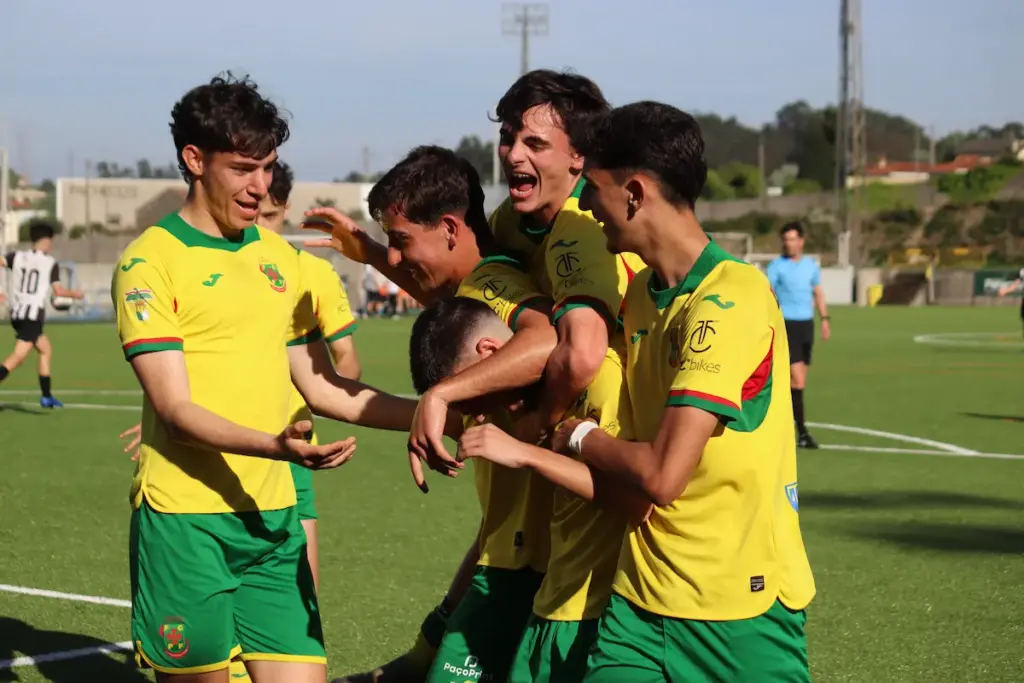 Equipa Sub-18 comemora um dos golos da vitória frente ao Leixões SC, que a levou ao primeiro lugar da Fase de Manutenção.