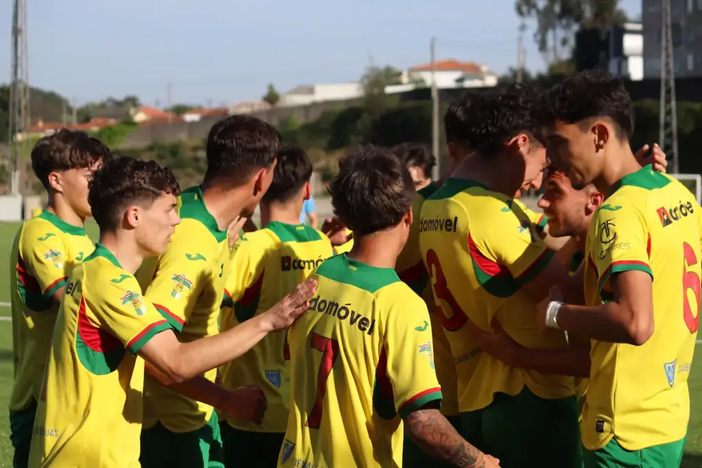 Equipa Sub-18 do FC Paços de Ferreira celebra o golo marcado ao SC Espinho.
