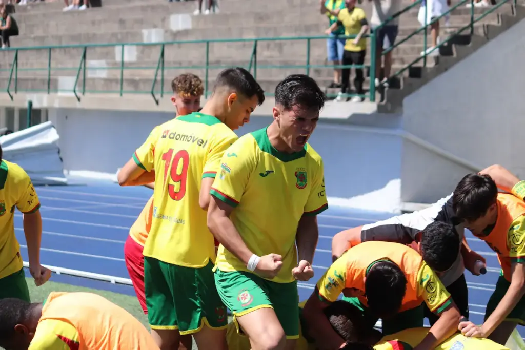 A formação Sub-17 do FC Paços de Ferreira comemora a importante vitória diante do Boavista FC.