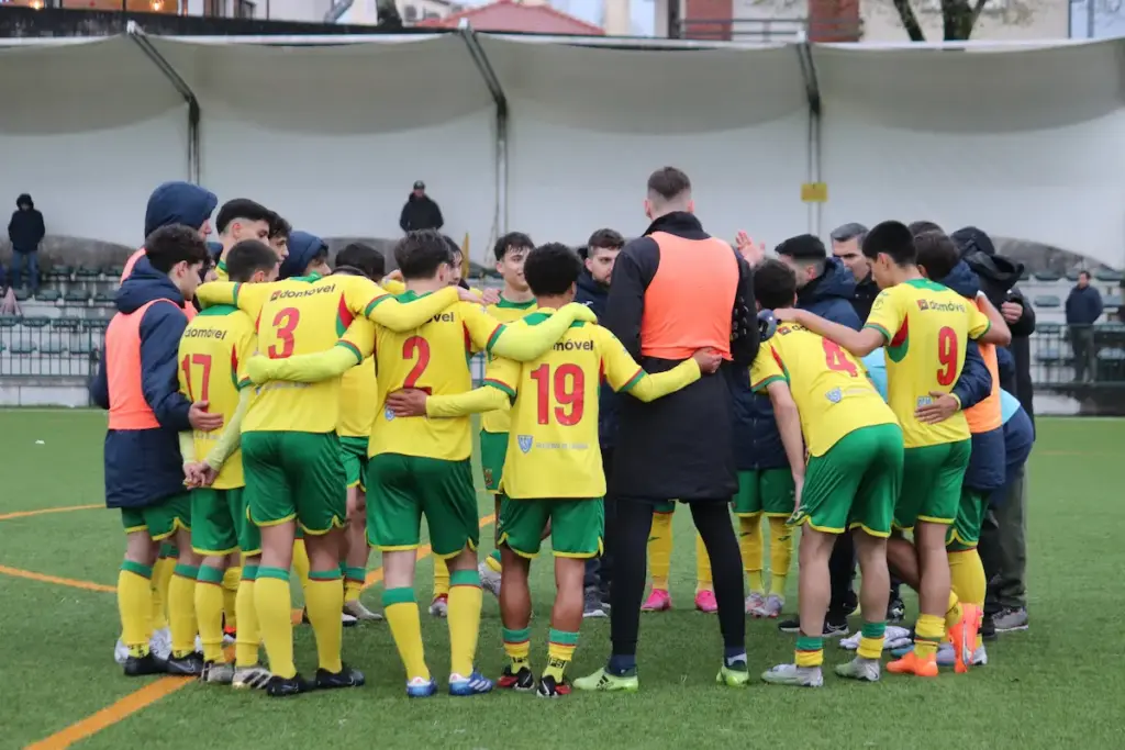 Equipa Sub-18 da formação do FC Paços de Ferreira reunida após a vitória no jogo frente ao Valadares Gaia FC.