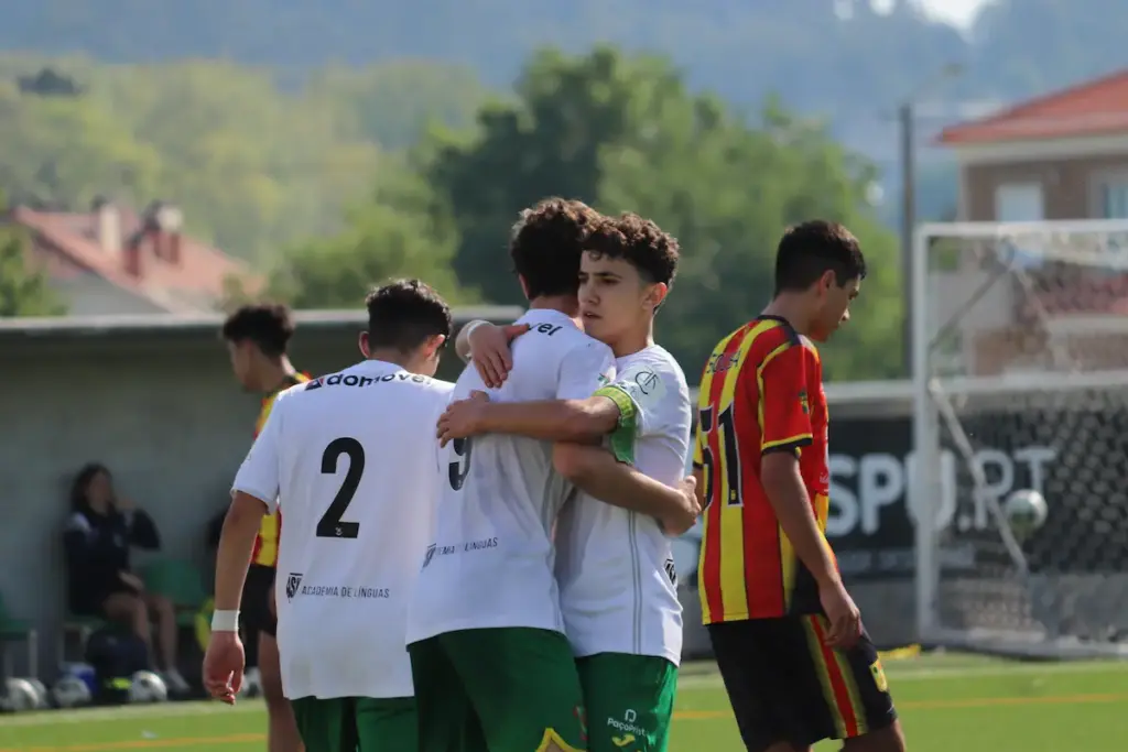 Atletas Sub-18 da formação do FC Paços de Ferreira celebram o triunfo diante da UD Sousense.