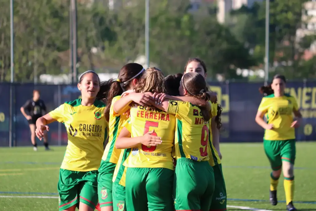 Atletas da equipa Sub-15 da formação do FC Paços de Ferreira comemoram um golo.