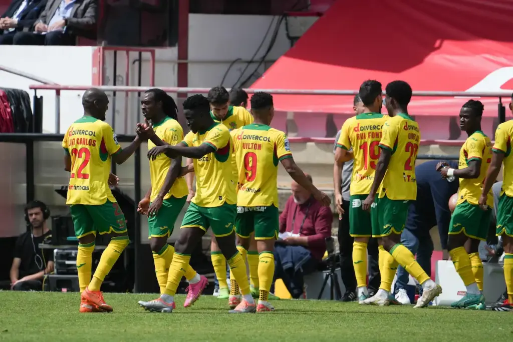 A equipa do FC Paços de Ferreira comemora o golo de Matchoi ao FC Penafiel, na 30ª jornada da Liga Portugal 2.