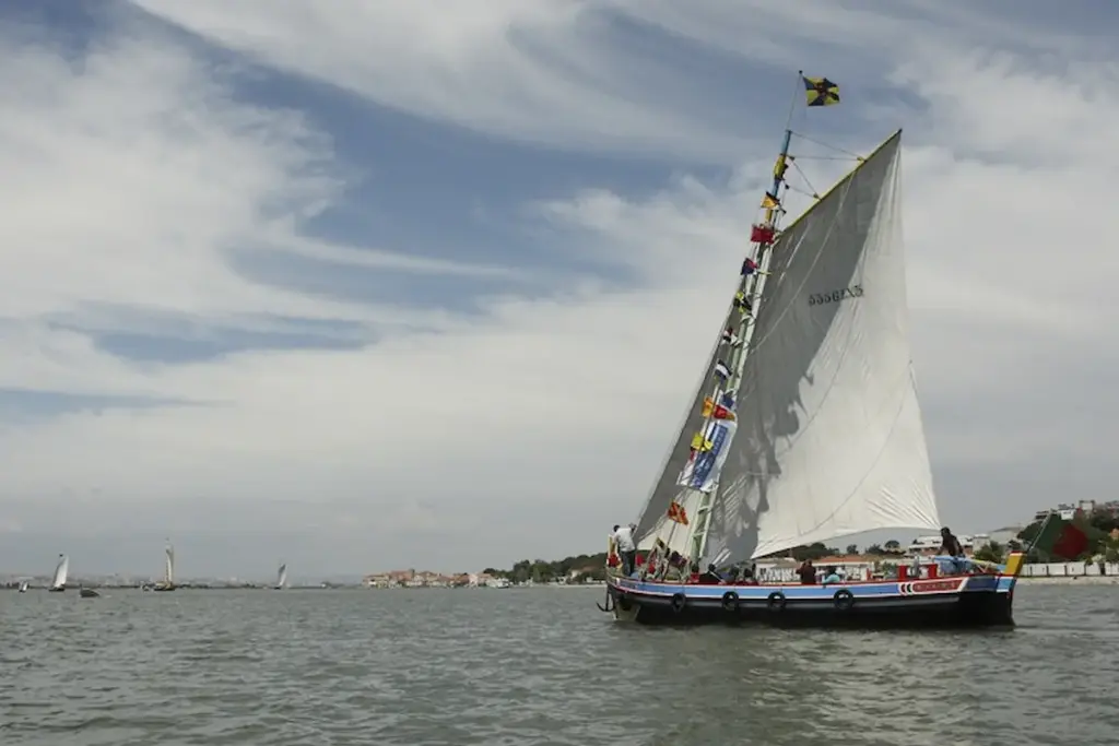Embarcações tradicionais fazem passeios pelo rio Tejo.