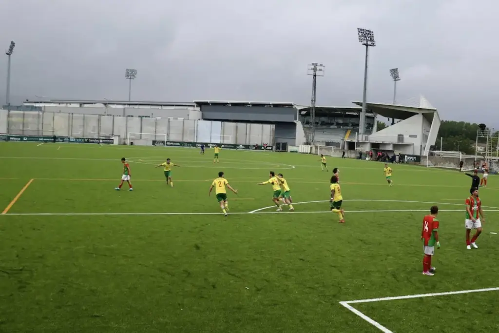 Os Sub-19 da formação do FC Paços de Ferreira comemoram o golo marcado ao CS Marítimo, na fase de manutenção do Campeonato Nacional de Juniores A.
