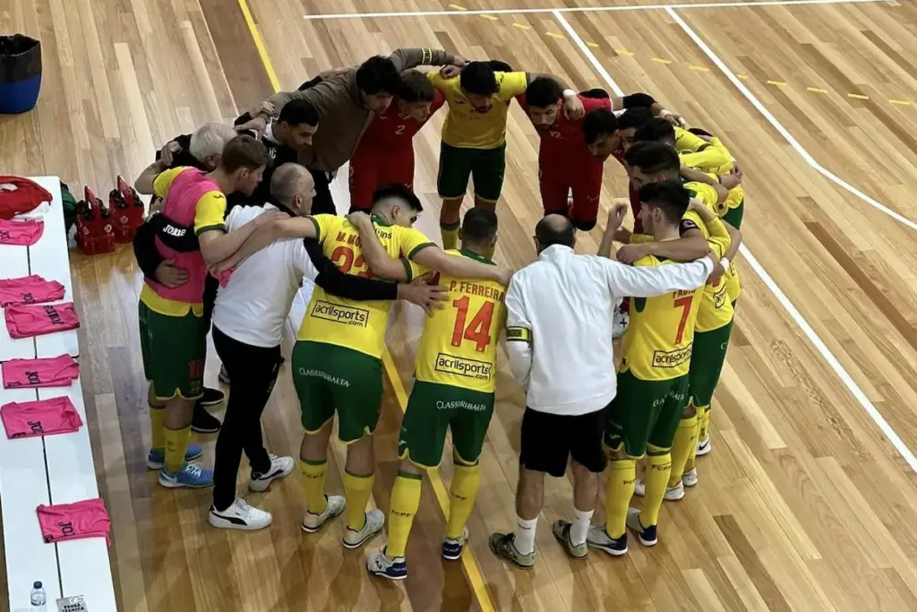 A equipa do FC Paços de Ferreira Redifogo Futsal antes do jogo com a ADC Nogueiró e Tenões.