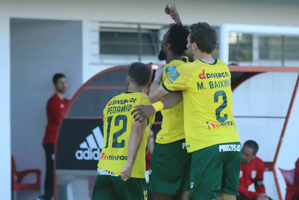 Marco Baixinho e Pedrinho festejam com Junior Pius o golo que o próprio apontou na visita do FC Paços de Ferreira ao Seixal para defrontar o SL Benfica B, em 2018/2019.