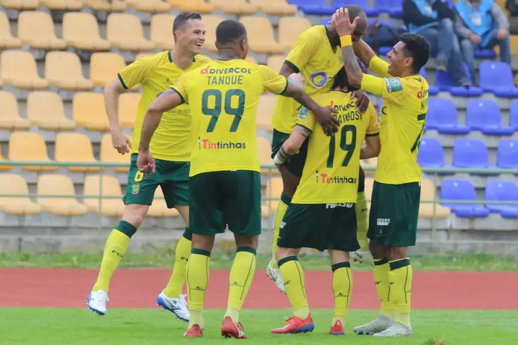 A equipa do FC Paços de Ferreira festeja o golo de Luiz Carlos, na deslocação ao terreno do FC Porto B, em 2018/2019.