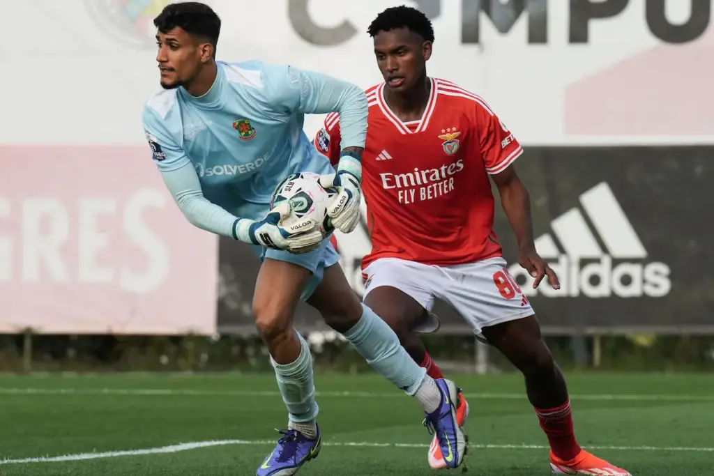 Jeimes após uma intervenção no jogo entre o SL Benfica B e o FC Paços de Ferreira, na 32ª jornada da Liga Portugal 2.