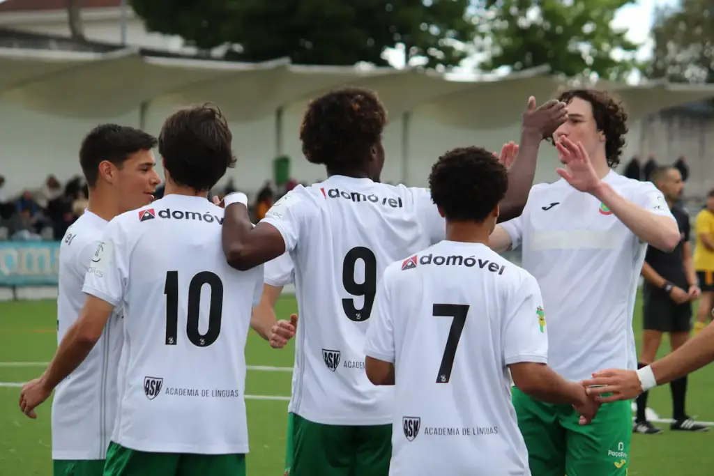 Os Sub-19 da formação do FC Paços de Ferreira festejam um dos golos da vitória frente ao Lusitânia de Lourosa FC.