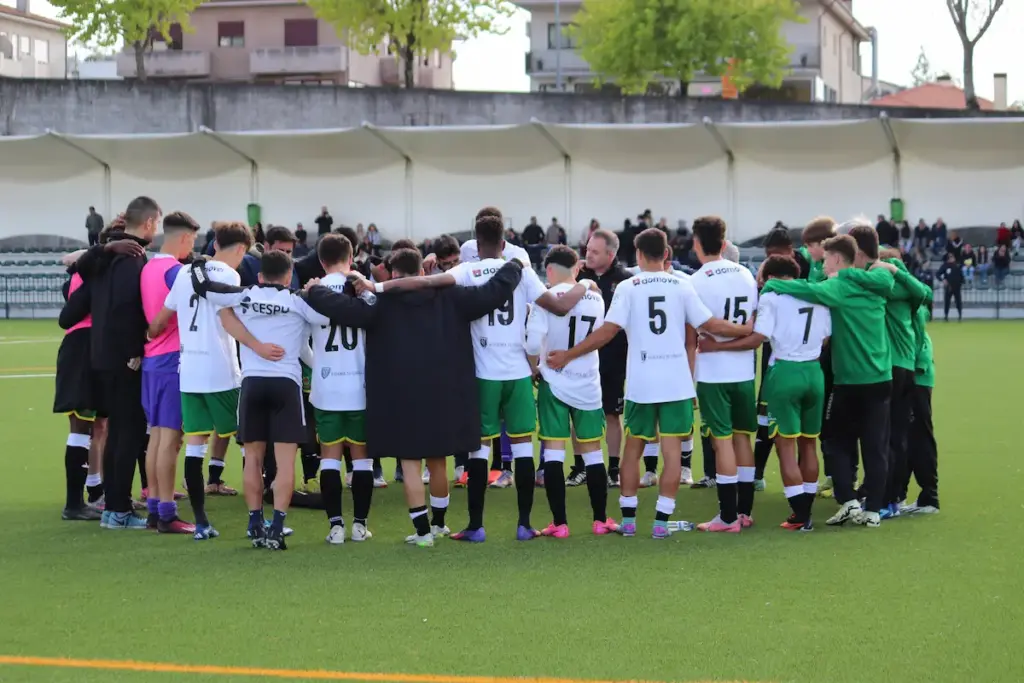 Equipa Sub-19 do FC Paços de Ferreira após o jogo com o Lusitânia de Lourosa FC.