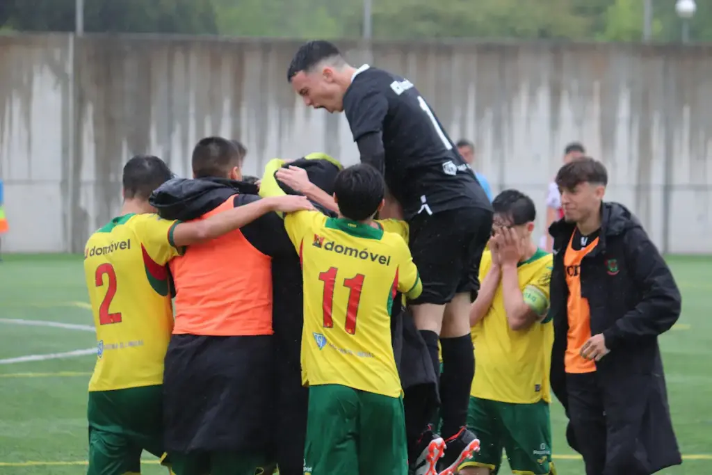 A equipa Sub-17 da formação do FC Paços de Ferreira a comemorar a importante vitória frente ao Leixões SC.