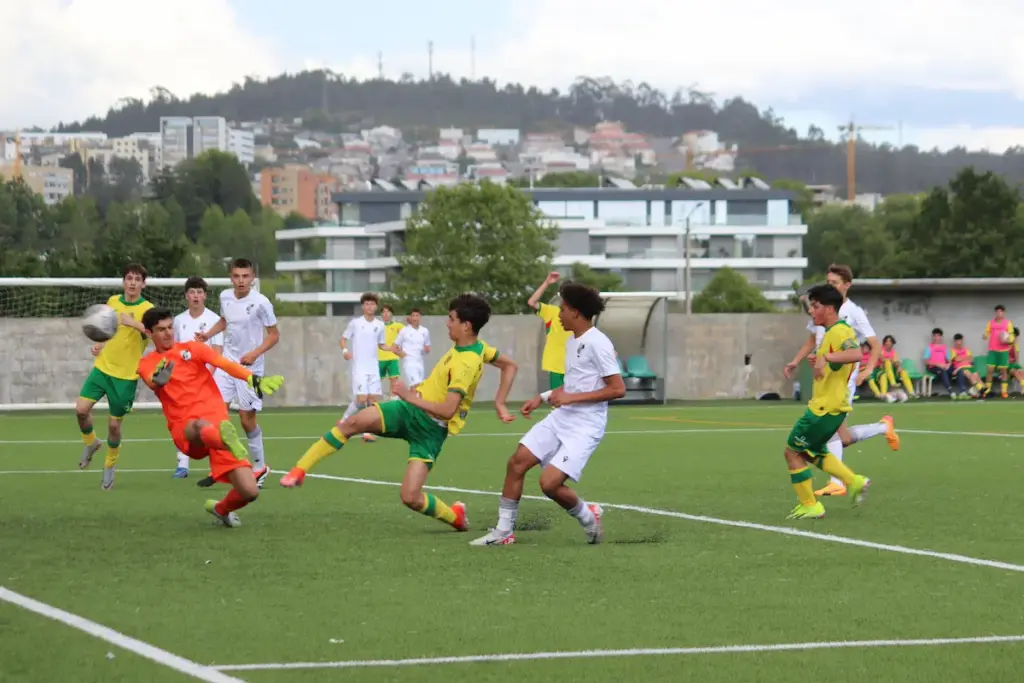 A equipa Sub-15 A da formação do FC Paços de Ferreira durante o jogo com o Vitória SC.