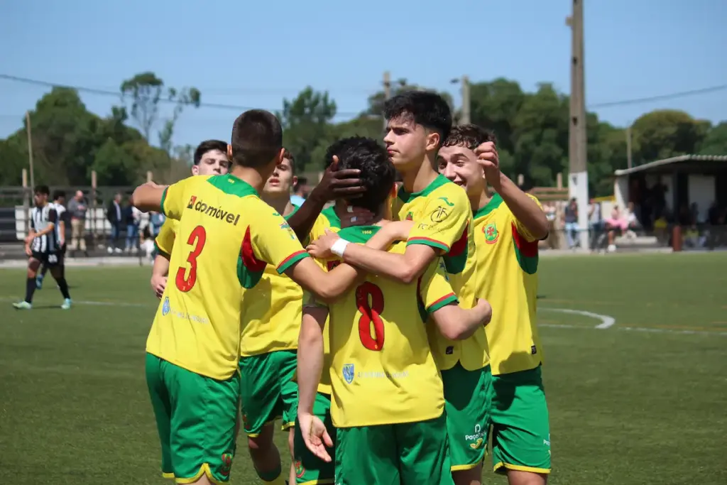 A equipa Sub-17 do FC Paços de Ferreira comemora um dos seus golos.