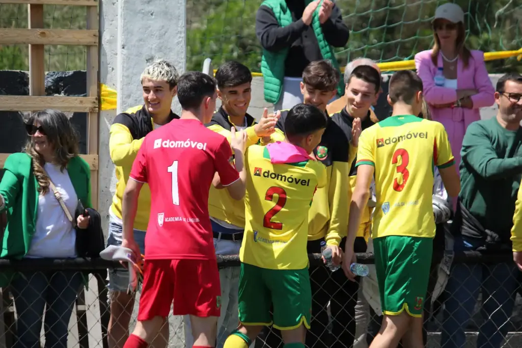 Equipa Sub-17 do FC Paços de Ferreira reunida após o jogo.
