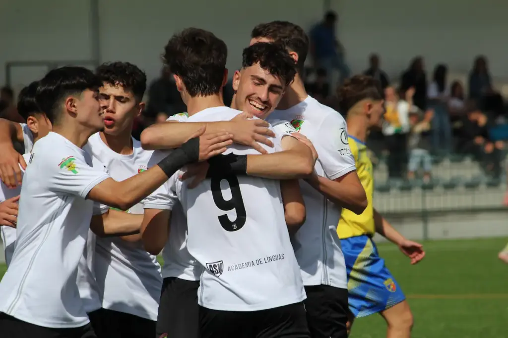 Atletas da equipa Sub-16 comemoram um dos seus golos.