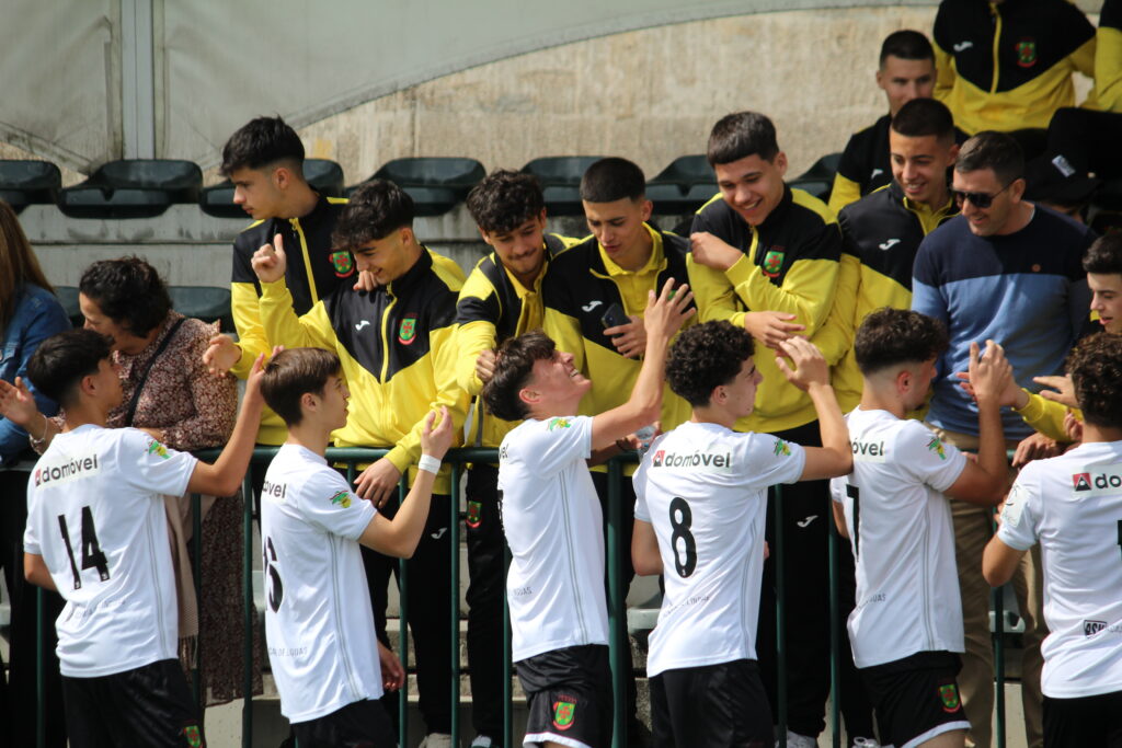 Atletas da equipa Sub-16 da formação do FC Paços de Ferreira a serem parabenizados depois de um novo triunfo.
