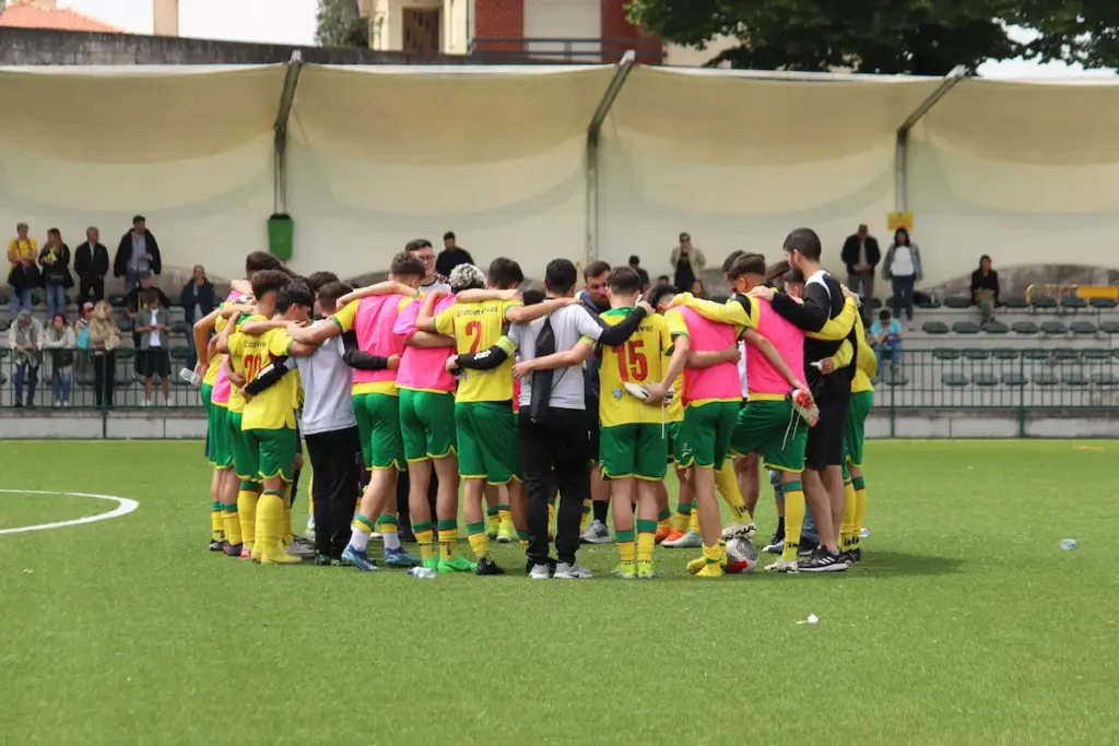 Equipa Sub-17 do FC Paços de Ferreira reunida após o jogo com o Padroense FC.