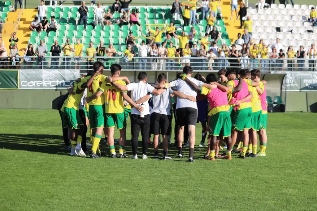 A equipa Sub-17 do FC Paços de Ferreira reunida depois do jogo frente ao CD Tondela - o qual venceram.