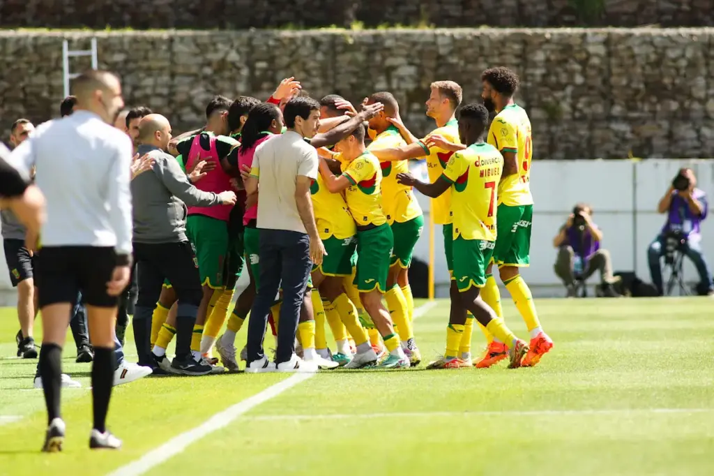 A equipa do FC Paços de Ferreira comemora o golo de Antunes frente ao FC Porto B.