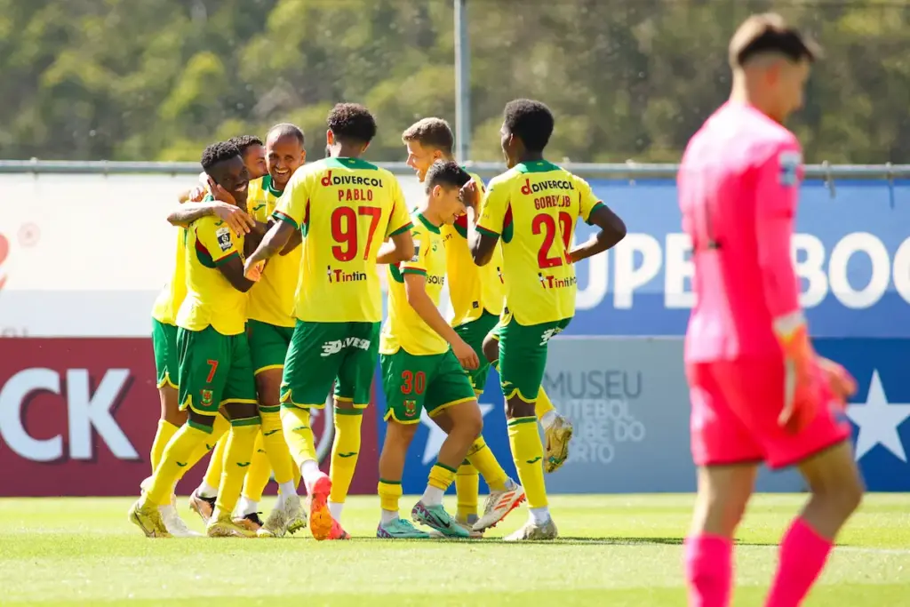 A equipa comemora com Miguel o seu primeiro golo ao serviço do FC Paços de Ferreira, marcado ao FC Porto na 33ª jornada da Liga Portugal 2.