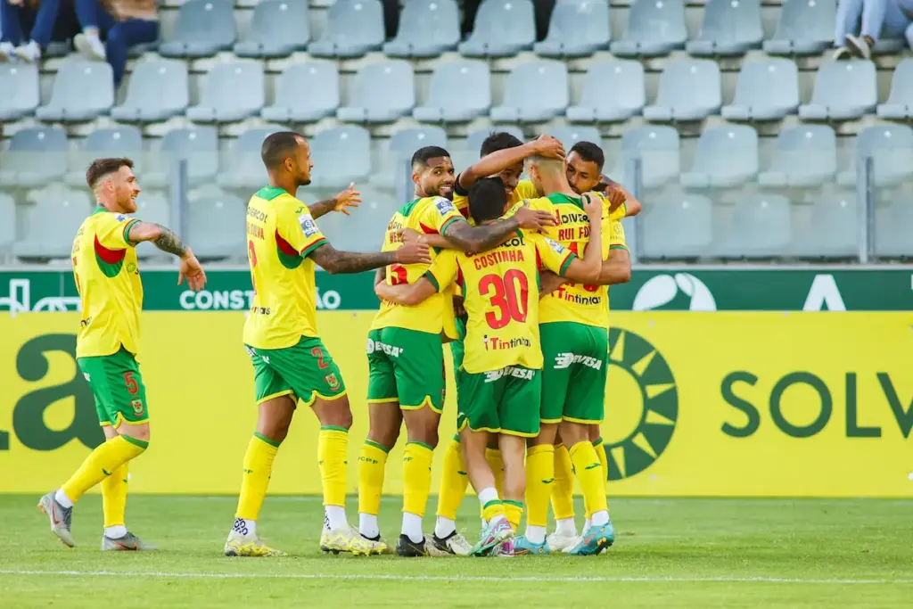 A equipa do FC Paços de Ferreira comemora o golo de Rui Fonte frente ao CF "Os Belenenses", na 34ª e última jornada da Liga Portugal 2 2023/2024.