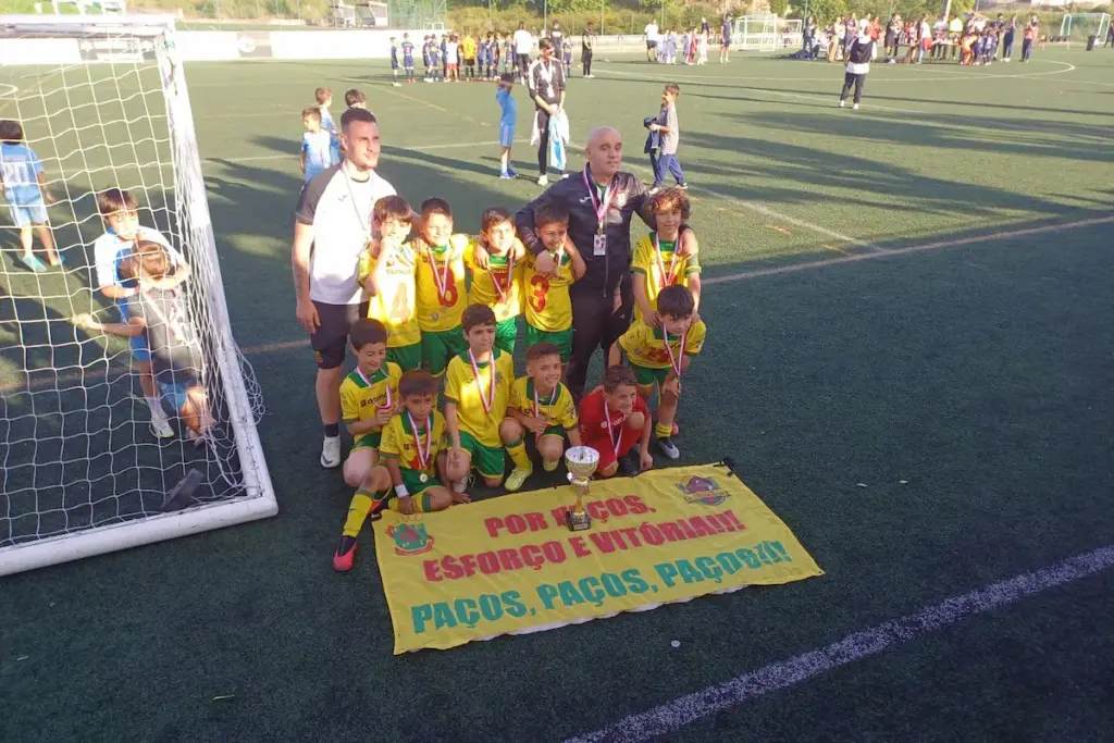 A equipa Sub-09 da formação do FC Paços de Ferreira com o troféu da Liga Europa do Torneio "De Mãos Dadas".