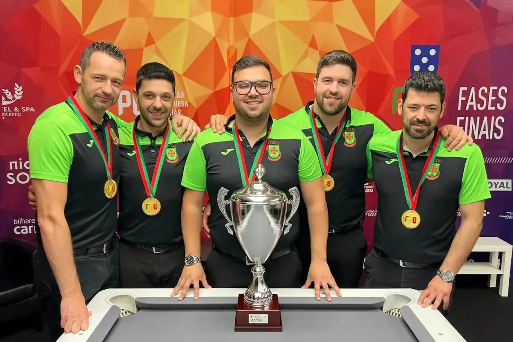 A equipa de Pool Português do FC Paços de Ferreira posa com o troféu de Campeão Nacional da I Divisão da modalidade.