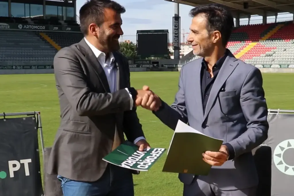 Carlos Ferreira, gestor de patrocínios da Solverde.pt, e Paulo Meneses, presidente da Direção do FC Paços de Ferreira, fecham a renovação da parceria entre ambas as partes.