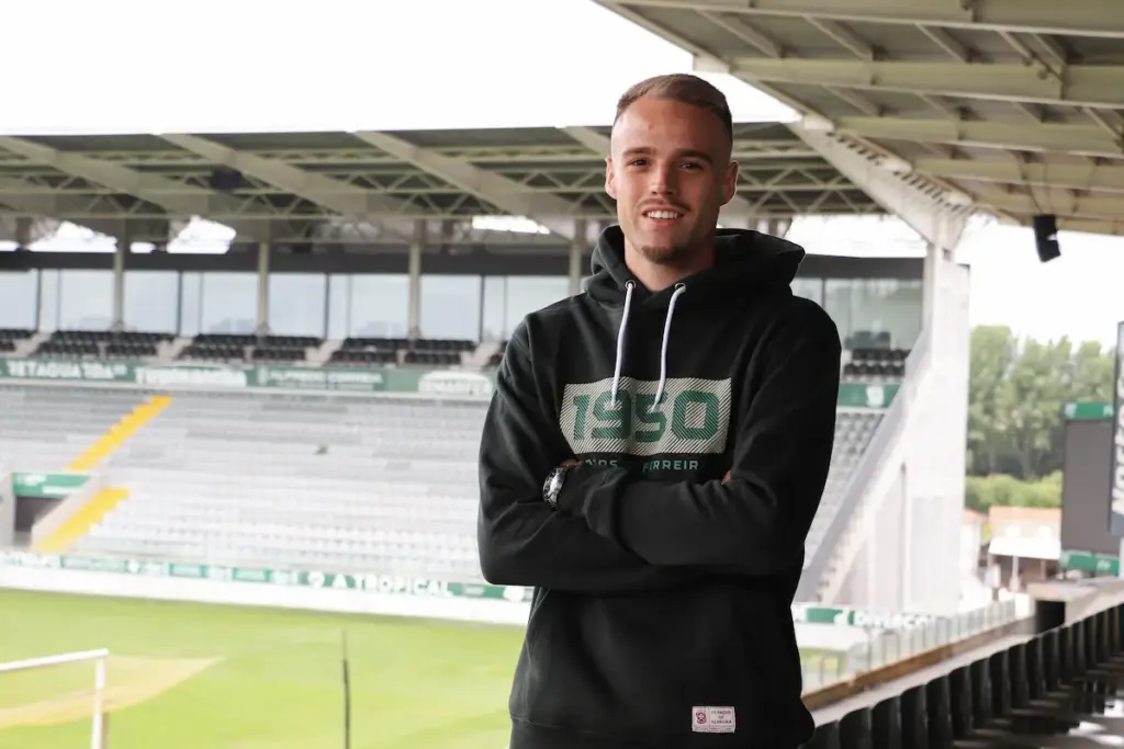 Rui Pedro no Estádio Capital do Móvel, no seu primeiro dia como reforço do FC Paços de Ferreira.
