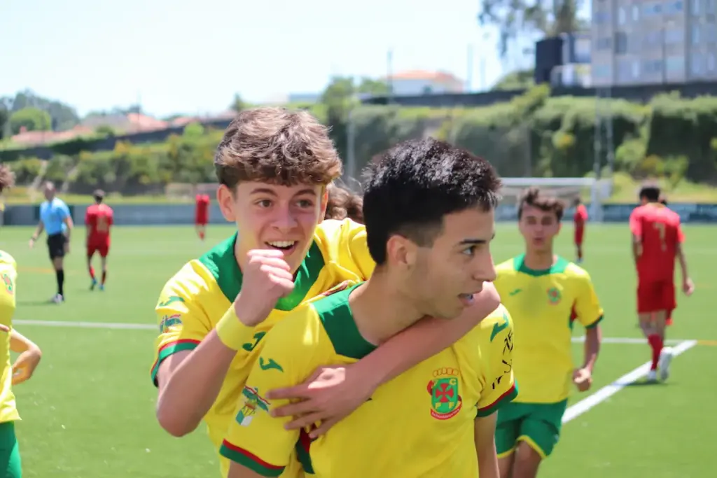 Atletas da equipa Sub-15 A da formação do FC Paços de Ferreira celebram um dos golos apontados ao Gil Vicente FC.