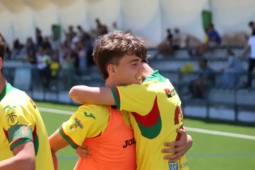 Atletas da equipa Sub-15 A comemoram a vitória frente ao Gil Vicente FC.