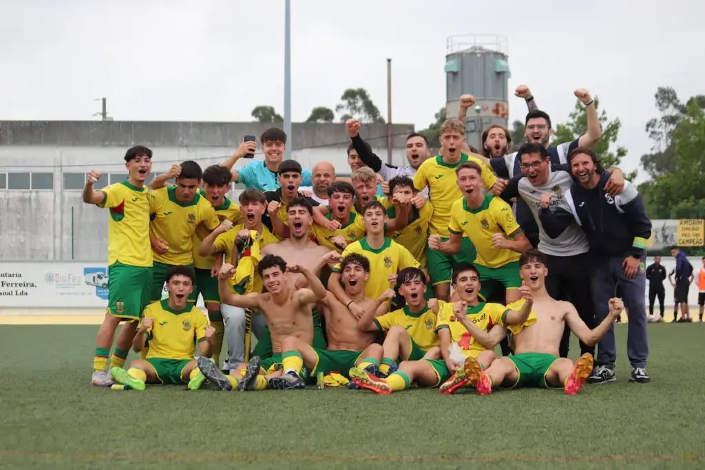 O plantel Sub-16 do FC Paços de Ferreira festeja o bicampeonato da I Divisão de Juniores B da AF Porto.