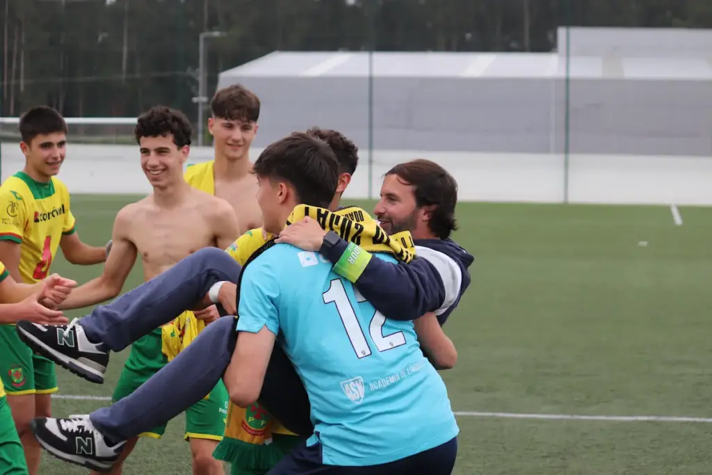 Atletas sub-16 do FC Paços de Ferreira festejam com o treinador da equipa o bicampeonato da I Divisão de Juniores B da AF Porto.