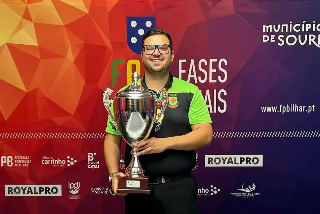 João Barbosa com o troféu de Campeão Nacional de Pool Português.