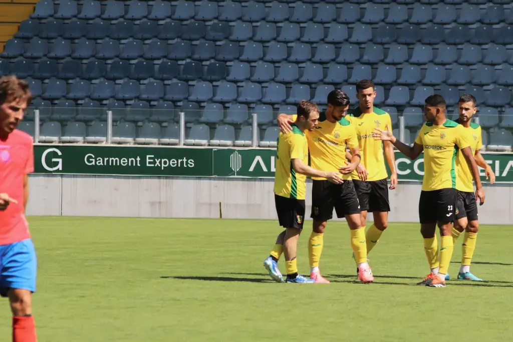 A equipa do FC Paços de Ferreira comemora um dos golos apontados ao FC Felgueiras.