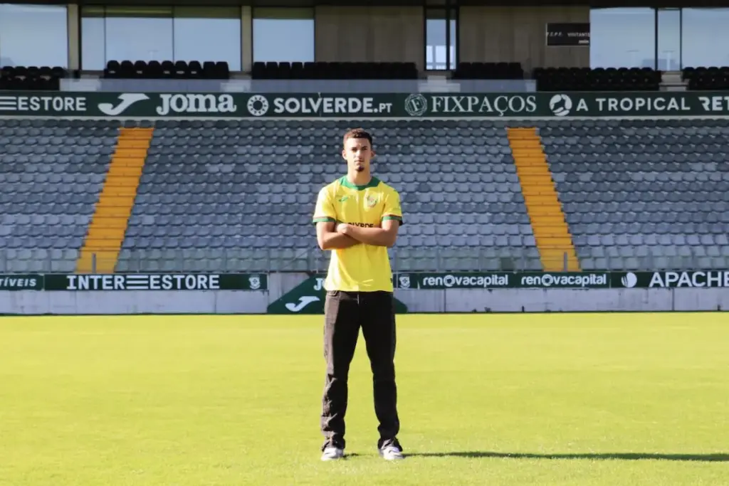 João Vale no Estádio Capital do Móvel, após a assinatura de contrato com o FC Paços de Ferreira.