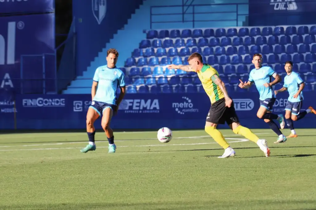 Antunes prepara-se para rematar.