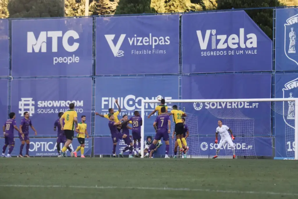 Rui Fonte, do FC Paços de Ferreira, cabeceia a bola em direção à baliza do FC Vizela.