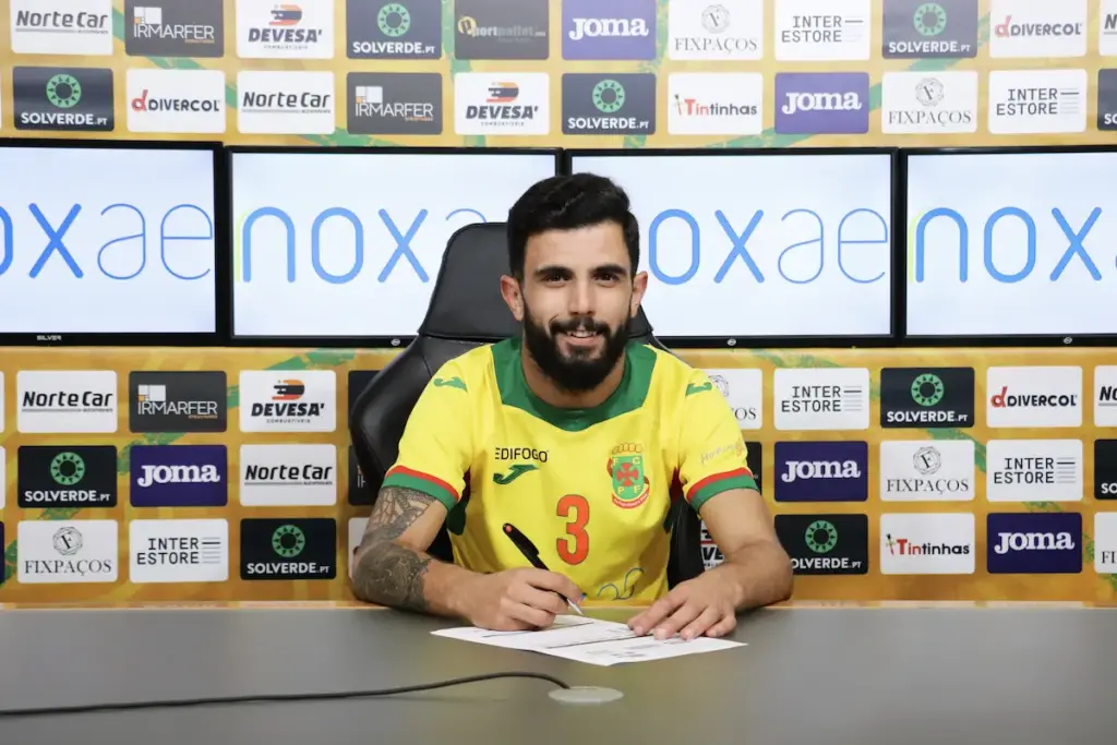 Bruno Martínez assina o contrato com a equipa sénior do futsal do FC Paços de Ferreira.